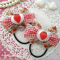 【ꫛᥱꪝ☆】ハンドメイド☆摘みたて苺のツインリボンヘアゴム