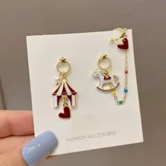 テントと馬のデザインピアス