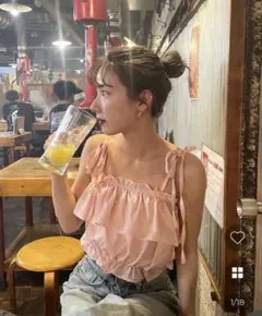 フリル付きピンクキャミソール