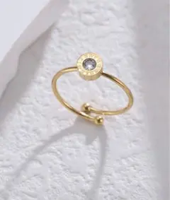ローマ数字が刻まれたステンレススチール製のリング