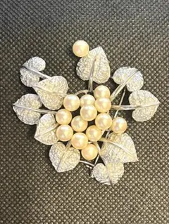 シルバー葉と本真珠（6.3mm）のブローチ　 金具950sv （刻印）