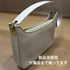 ホワイトショルダーバッグ ゴールド金具