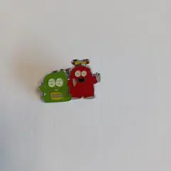 キャラクターピンバッジ 緑と赤のデザイン