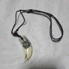 【美品】牙型ネックレス
