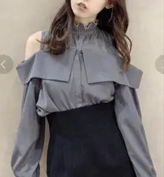 ダズリン チュールレイヤード シャツカラーブラウス オープンショルダーのサムネイル