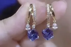 紫色の立方体ピアス