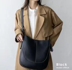 ヴィータフェリーチェ　ブラック ショルダーバッグ 調節可能