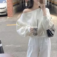 オフショルダー ホワイト スウェット トップス　秋冬　白　肩出し　韓国　ショート