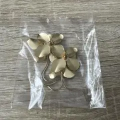 フラワーモチーフ イヤリング ゴールド