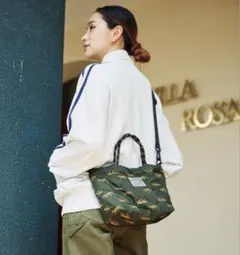 カーキーのショルダーバッグ