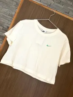 新品♪未使用♪タグ付き　NIKEショート丈Tシャツのサムネイル