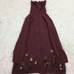 ワインレッドの花柄刺繍が施された長袖 ニット、JOCOMOMOLA(ホコモモラ)