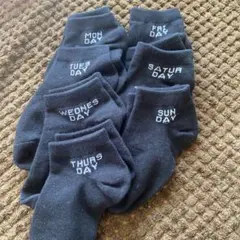 曜日デザインの黒いキッズ靴下7足セット