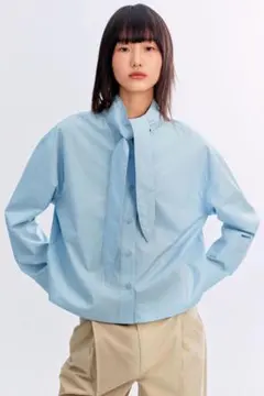 H&M ライトブルー ボウタイ付き クロップド丈 長袖シャツのサムネイル