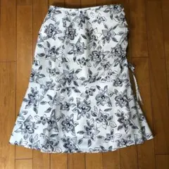 ワールド　膝丈　綺麗めスカートのサムネイル