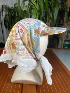 カラフルなフリル付き帽子