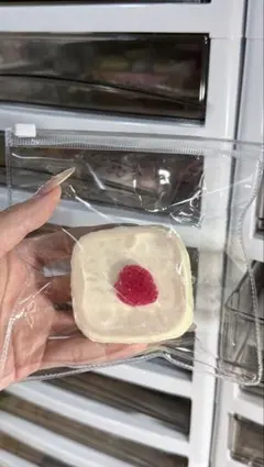 て*ぴ様 ラズベリー付きクリーム色スイーツスクイーズ