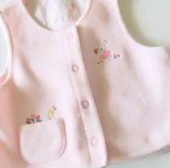 Familiaピンクのウサギ刺繍ベビーベスト