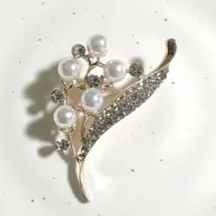 パールとラインストーンの実がなる春らしいブローチ　（352）