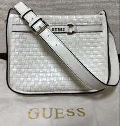 GUESS ショルダーバッグ ホワイト 編み込みのサムネイル