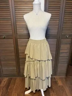 TRANOI ベージュ フリル ロングスカートのサムネイル