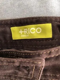 ステッチとサイドのボタンがアクセントの短めパンツ