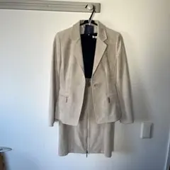 イネド　ライトベージュ ジャケットとスカートセットアップ　Mサイズ