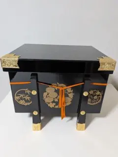 五月人形用 飾り台 黒塗り 金金具 菊紋様