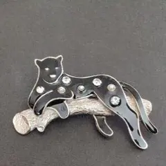 黒いヒョウのブローチ