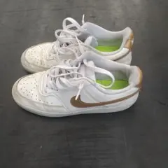 ゴールド スニーカー