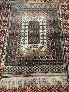 伝統的な幾何学模様のラグ