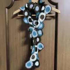 手作り　花柄モチーフの編み物マフラー