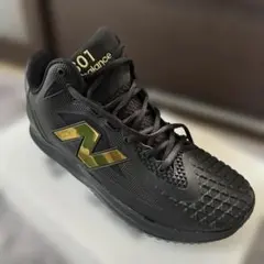 New Balance トレーニングシューズ ブラック/ゴールド