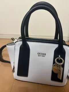 GUESS ショルダーバッグ ホワイト×ブラック