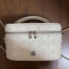 ミシェルマカロン エナメルキルティングバニティショルダーバッグ ホワイト