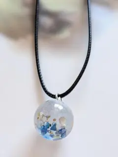 【訳ありお試し】ブルー系レジン球体ネックレス（ハンドメイド）