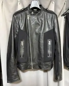 美品Versace ライダースジャケット 黒 レザーサイズ46のサムネイル