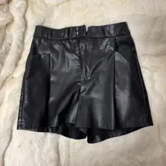 ZARA フェイクレザー　ショートパンツ