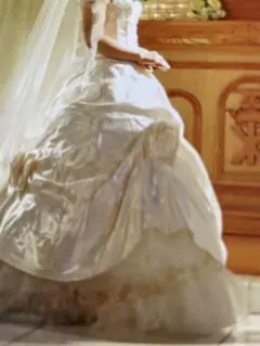 ホワイトウェディングドレス Aライン ロングトレーン