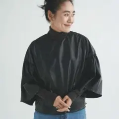 金子綾×TOMORROWLAND ウェットフェイクレザーラッフルスリーブブラウス