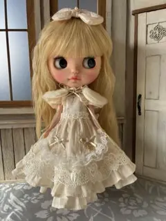 オフホワイト　フリルドレス・ファーケープ