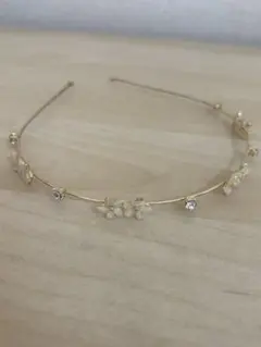 花モチーフとクリスタルのゴールドカチューシャ