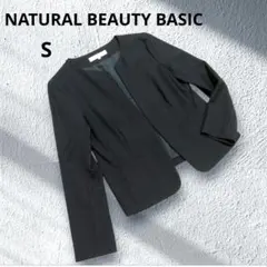美品ナチュラルビューティーベーシック ノーカラージャケットネイビー濃紺色Sサイズ