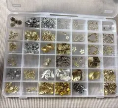 アクセサリーパーツ　メタルパーツ　フラワー　チャーム類　まとめ売り　ケース付き