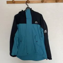 青と黒のマウンテンパーカー　CAMP7