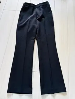 綺麗めストレッチ素材ブラックパンツ