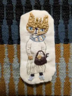 ハンドメイド刺繍ブローチ（スカーフ猫)