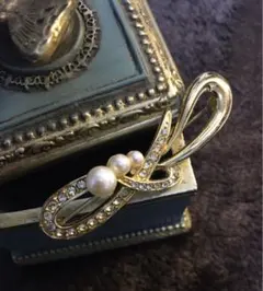 VONエイボン刻印ありパール×ラインストーンブロ－チ  美品