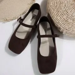 ブラウン バックル付きフラットシューズ