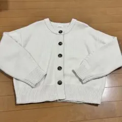ホワイト ボタン付き クロップドカーディガン